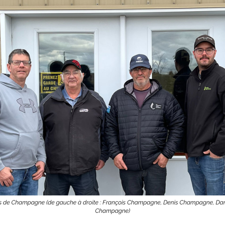 Famille Champagne devant un édifice de la ferme familiale