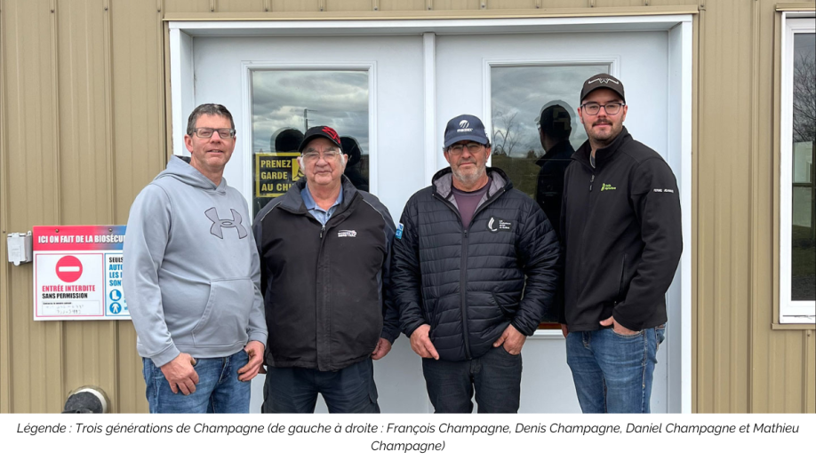 Famille Champagne devant un édifice de la ferme familiale