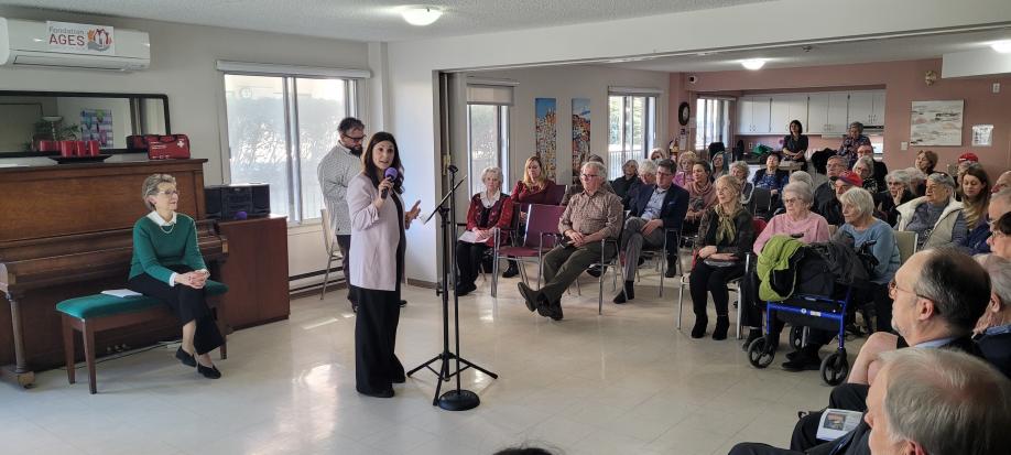 Marie-Josée Létourneau, Directrice Marketing, Innovation & Développement de produits - Produits frais chez Agropur, a présenté le lait Natrel Plus à l’occasion du lancement de NutriAGES le 15 mars dernier aux Demeures Sainte-Croix, à Montréal.