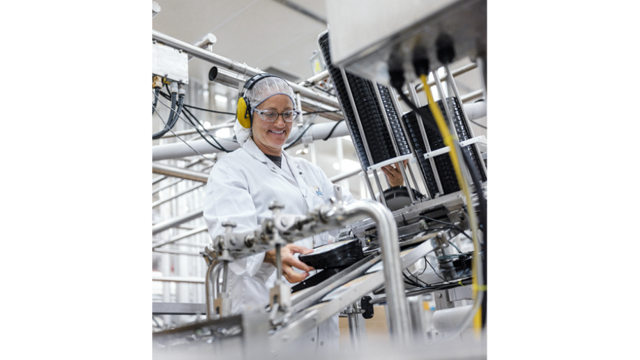 Femme qui travaille en usine