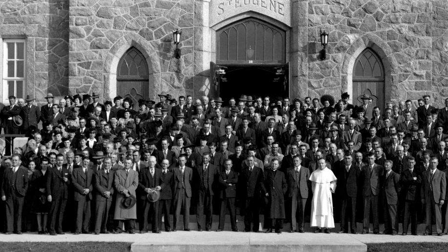 Assemblée générale devant l'église en 1947